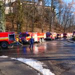 Fotografia znázorňujúca hasičské vozidlá a techniku rozmiestnenú pod Oravským hradom.